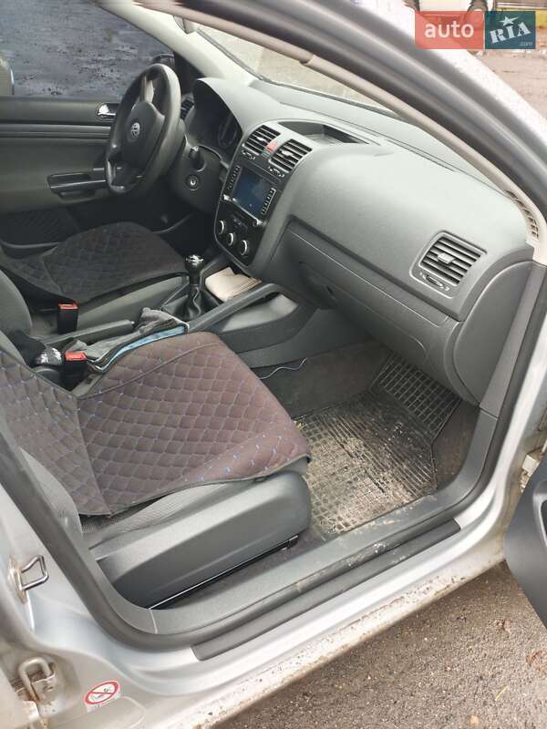 Хэтчбек Volkswagen Golf 2004 в Гадяче