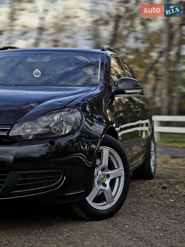 Универсал Volkswagen Golf 2011 в Вишневом