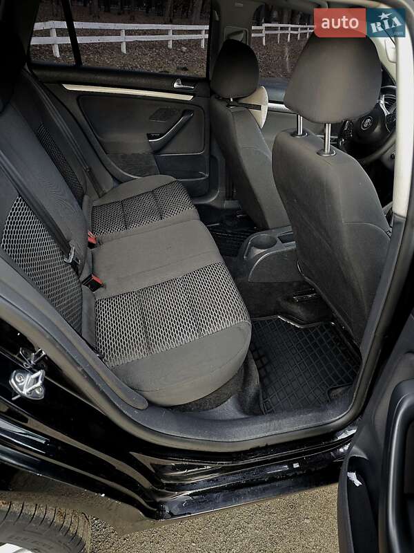 Универсал Volkswagen Golf 2011 в Вишневом