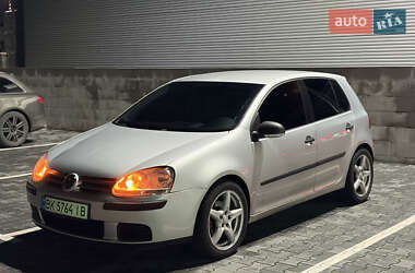 Хэтчбек Volkswagen Golf 2004 в Сарнах