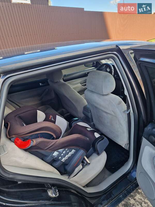 Хэтчбек Volkswagen Golf 2003 в Умани