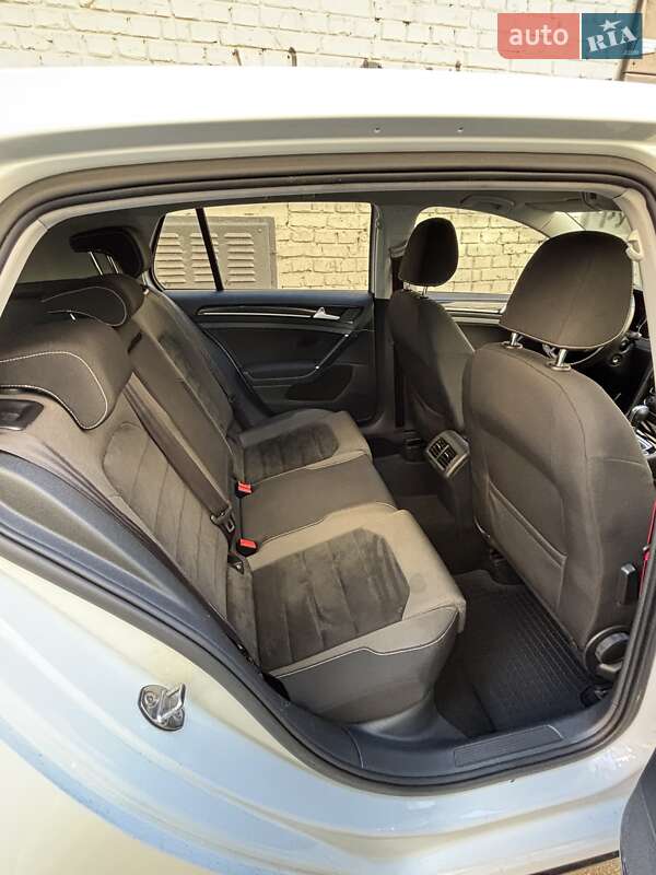 Хетчбек Volkswagen Golf 2013 в Києві