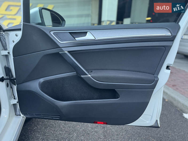 Универсал Volkswagen Golf 2017 в Киеве фото 30 Универсал Volkswagen Golf 2017 в Киеве