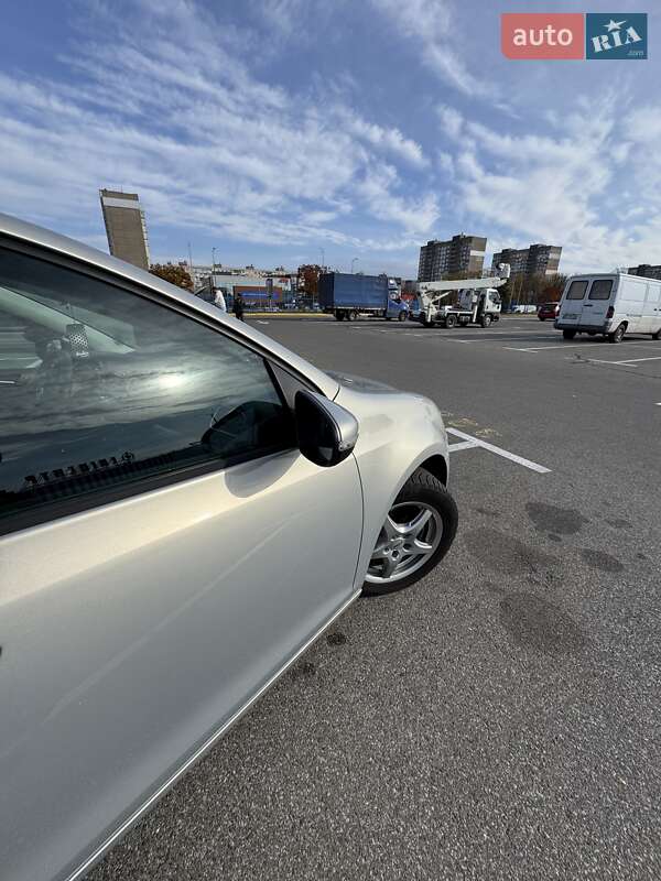 Хетчбек Volkswagen Golf 2010 в Києві