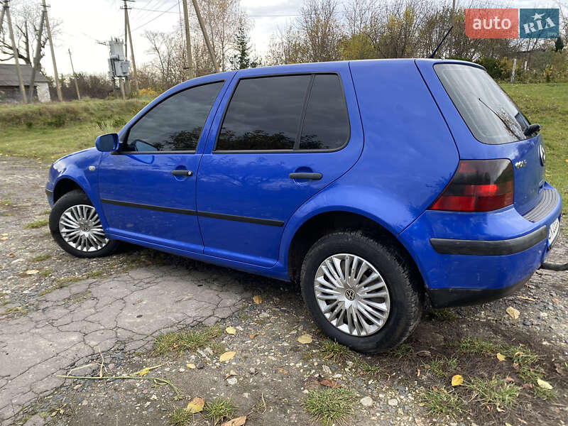 Хэтчбек Volkswagen Golf 2001 в Остроге