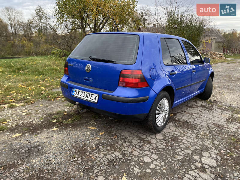 Хэтчбек Volkswagen Golf 2001 в Остроге