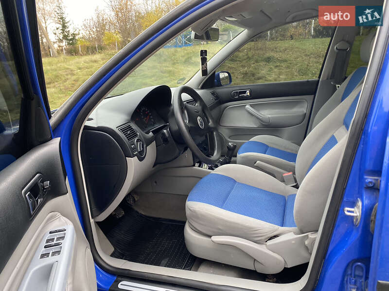 Хэтчбек Volkswagen Golf 2001 в Остроге