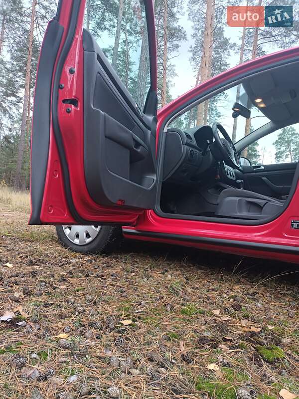 Хетчбек Volkswagen Golf 2006 в Горенці