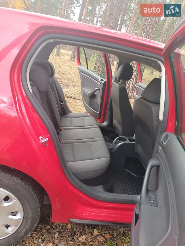 Хетчбек Volkswagen Golf 2006 в Горенці