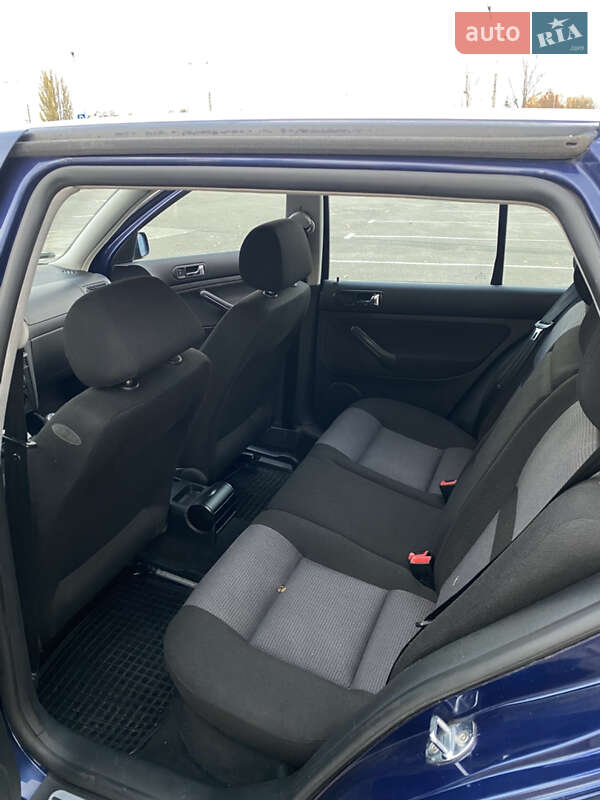 Хэтчбек Volkswagen Golf 2001 в Киеве