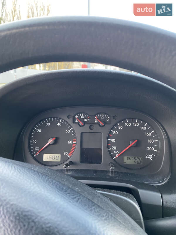 Хэтчбек Volkswagen Golf 2001 в Киеве