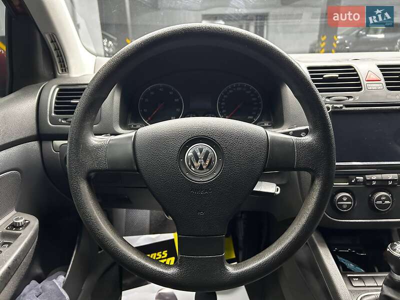 Хетчбек Volkswagen Golf 2005 в Чернівцях