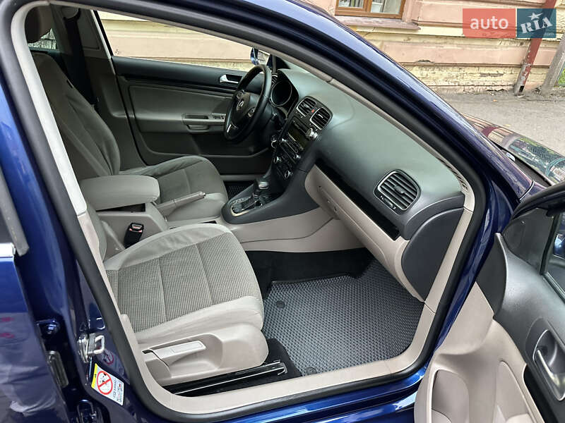 Универсал Volkswagen Golf 2010 в Черновцах