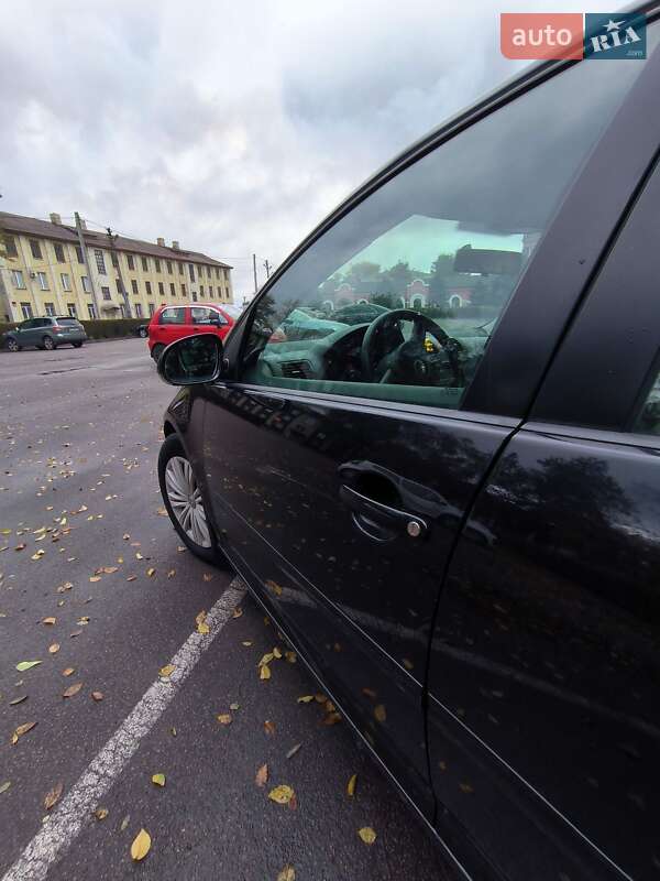 Хэтчбек Volkswagen Golf 2005 в Каменском