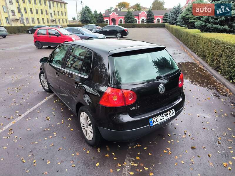 Хэтчбек Volkswagen Golf 2005 в Каменском