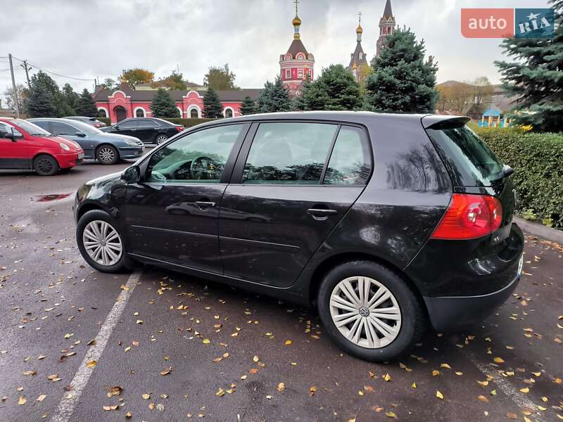Хэтчбек Volkswagen Golf 2005 в Каменском