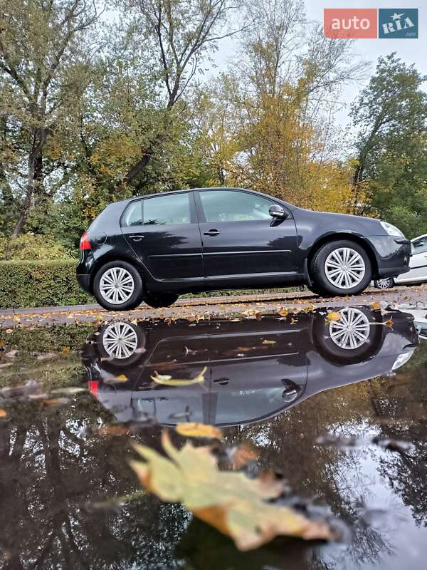 Хэтчбек Volkswagen Golf 2005 в Каменском