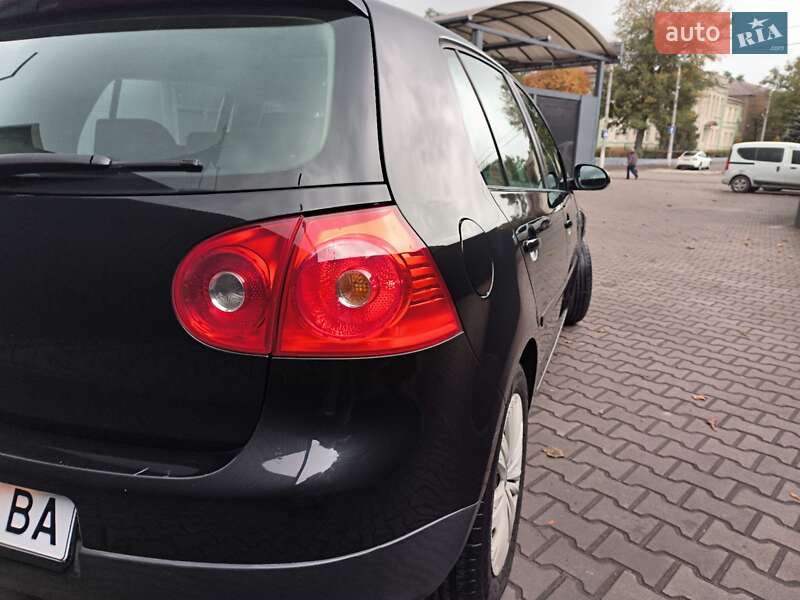 Хэтчбек Volkswagen Golf 2005 в Каменском