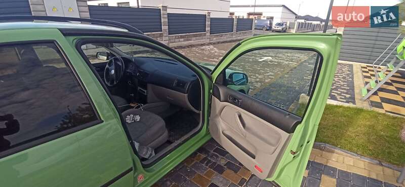 Универсал Volkswagen Golf 2003 в Вараше