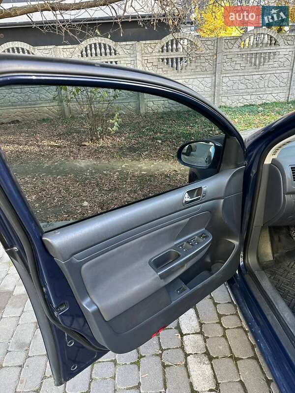 Хетчбек Volkswagen Golf 2004 в Івано-Франківську