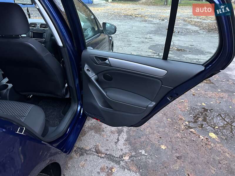 Хэтчбек Volkswagen Golf 2010 в Лебедине