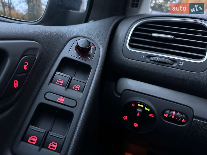 Хэтчбек Volkswagen Golf 2010 в Лебедине