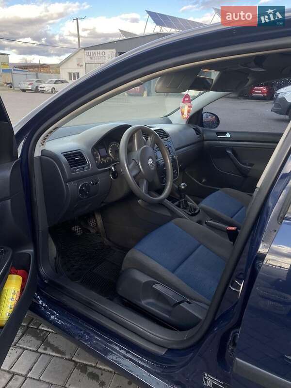 Хетчбек Volkswagen Golf 2004 в Мукачевому