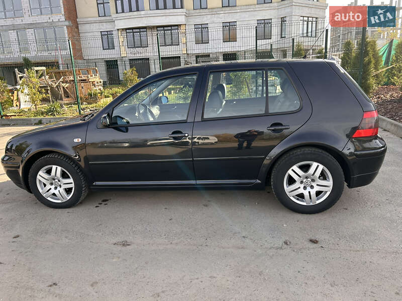 Хэтчбек Volkswagen Golf 2002 в Киеве