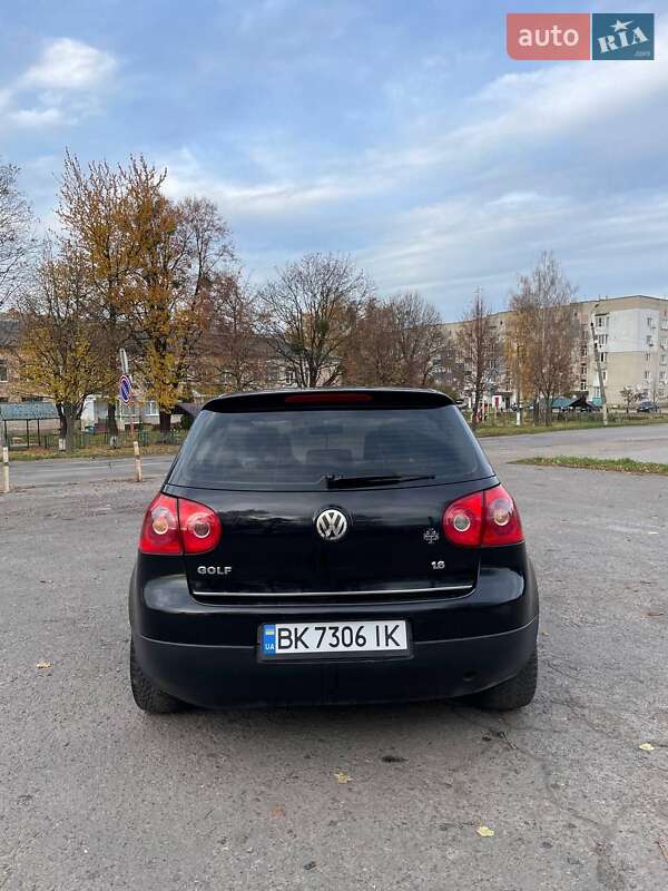 Хэтчбек Volkswagen Golf 2004 в Дубно