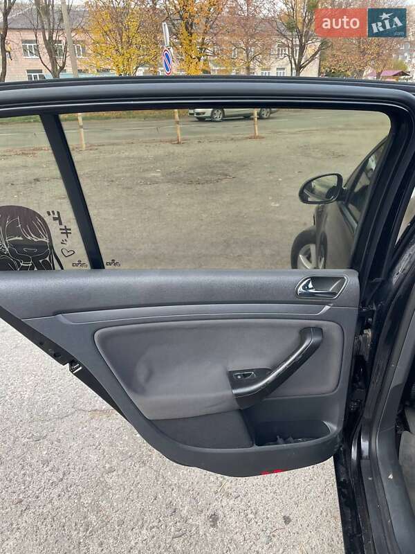 Хэтчбек Volkswagen Golf 2004 в Дубно