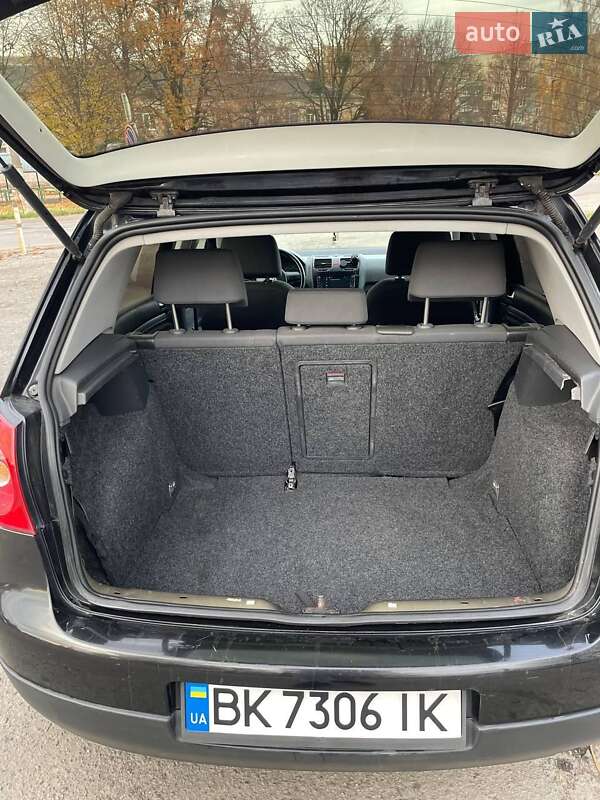 Хэтчбек Volkswagen Golf 2004 в Дубно