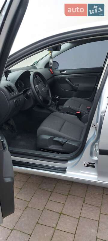 Хетчбек Volkswagen Golf 2004 в Бориславі