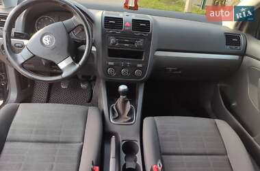 Хэтчбек Volkswagen Golf 2006 в Ковеле