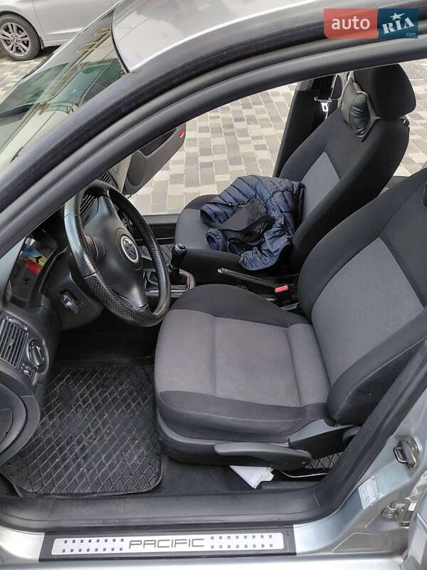 Хэтчбек Volkswagen Golf 2002 в Ивано-Франковске