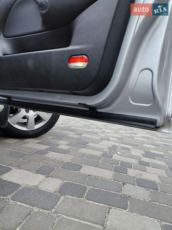 Хэтчбек Volkswagen Golf 2002 в Ивано-Франковске