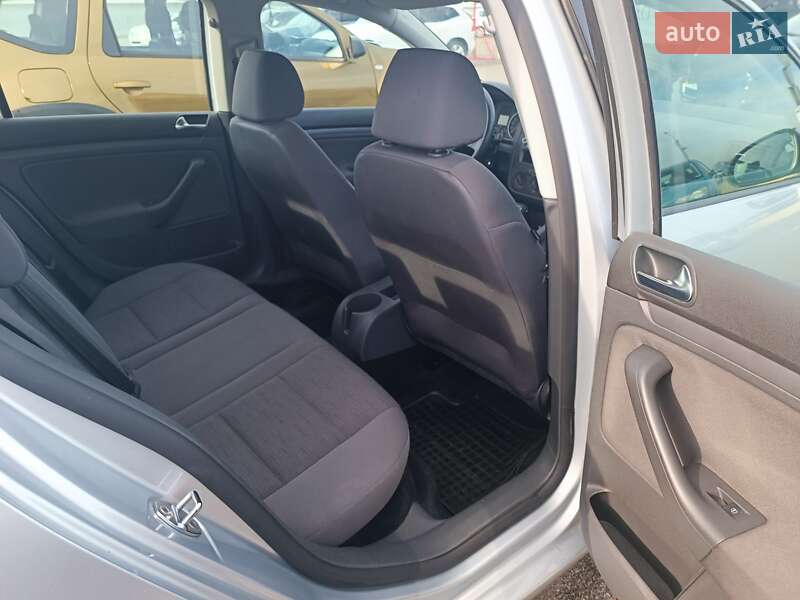 Хэтчбек Volkswagen Golf 2009 в Киеве