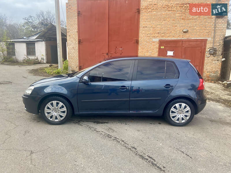 Хэтчбек Volkswagen Golf 2005 в Ромнах