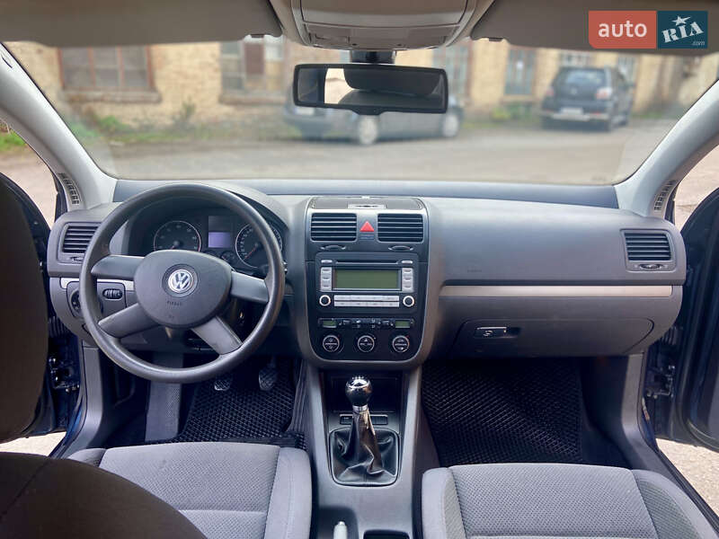 Хэтчбек Volkswagen Golf 2005 в Ромнах