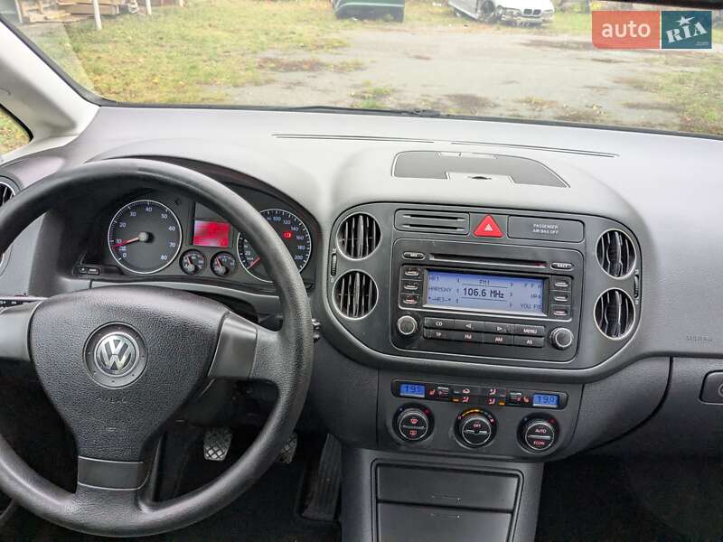 Хэтчбек Volkswagen Golf 2005 в Звягеле
