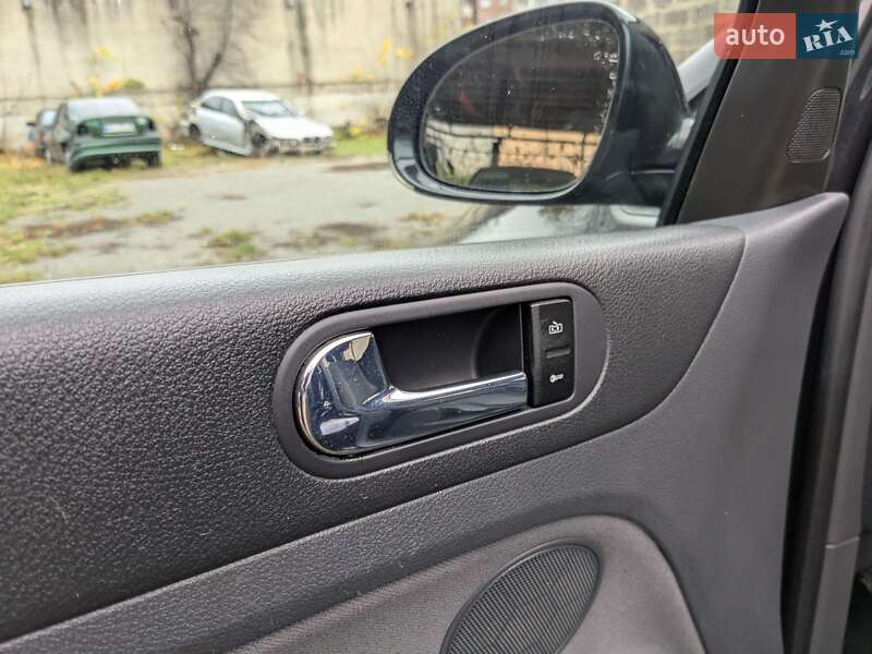 Хэтчбек Volkswagen Golf 2005 в Звягеле