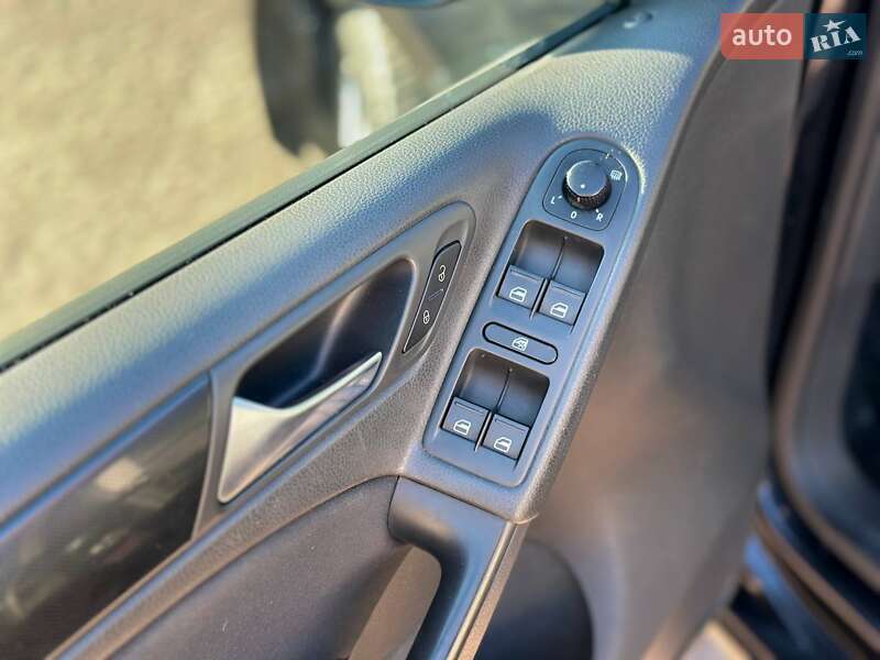Хэтчбек Volkswagen Golf 2010 в Луцке