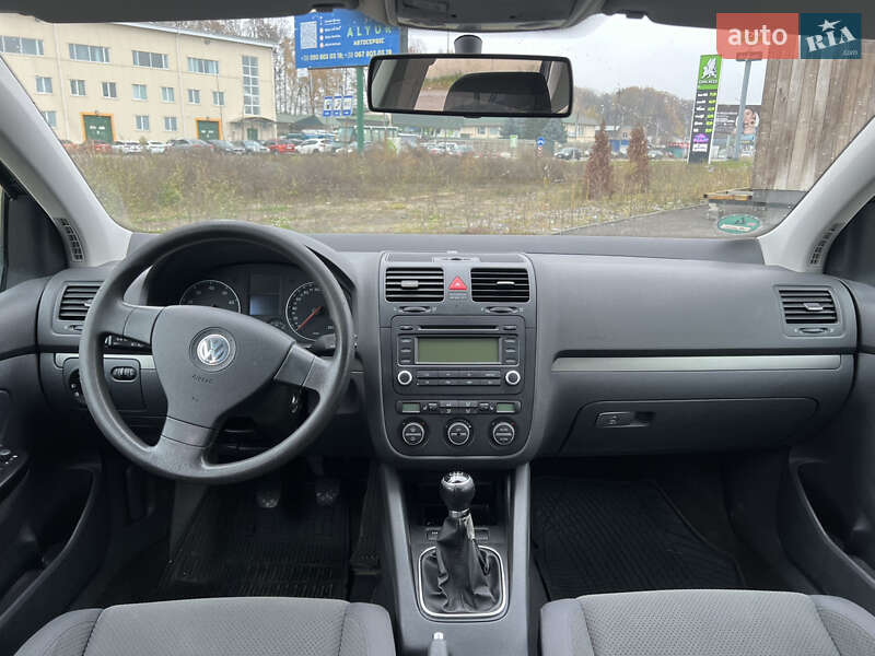 Хэтчбек Volkswagen Golf 2005 в Киеве