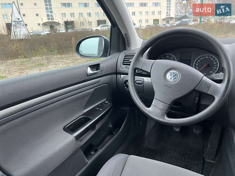 Хэтчбек Volkswagen Golf 2005 в Киеве