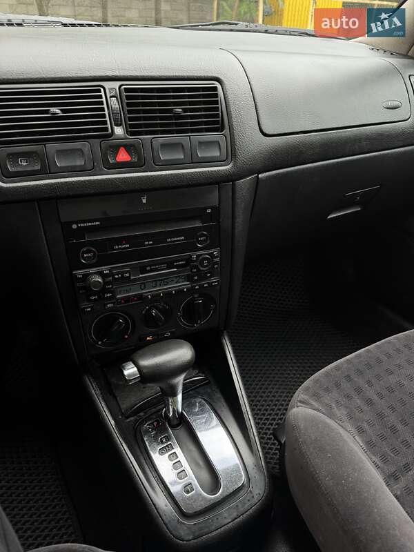 Хетчбек Volkswagen Golf 2002 в Рівному