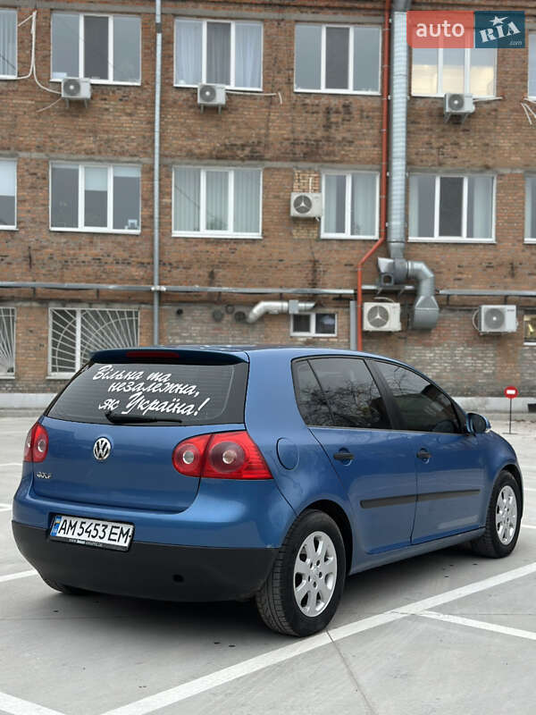 Хэтчбек Volkswagen Golf 2004 в Звягеле