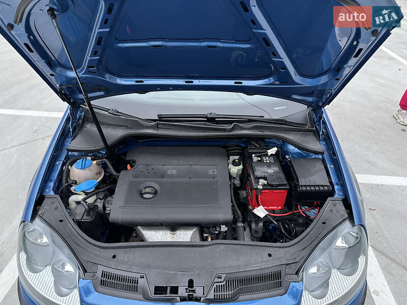 Хэтчбек Volkswagen Golf 2004 в Звягеле