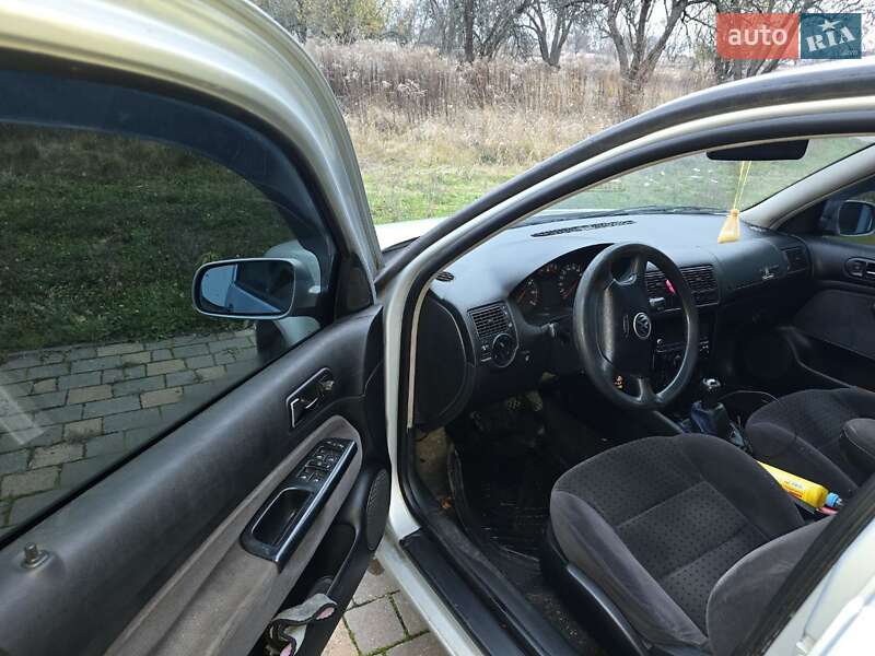 Хэтчбек Volkswagen Golf 1998 в Гадяче