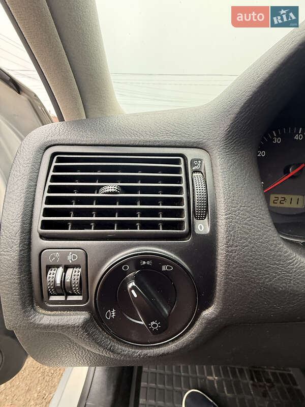 Хэтчбек Volkswagen Golf 2000 в Богодухове