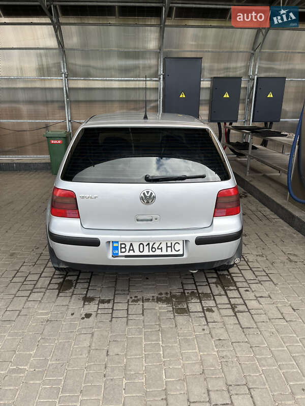 Хетчбек Volkswagen Golf 2002 в Кропивницькому