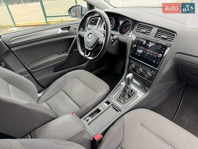 Хетчбек Volkswagen Golf 2018 в Києві